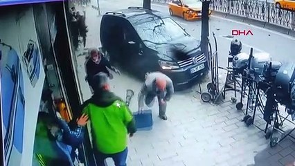 Kaldırımdaki kalabalık aracın altında kalmaktan son anda kurtuldu