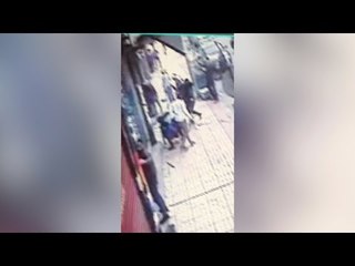 حرب شوارع في شريف.. باعة جائلون  يحطمون محال وسط البلد