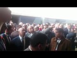 مواطنة تلتقط سيلفي مع كامل الوزير خلال جولته في محطة مصر
