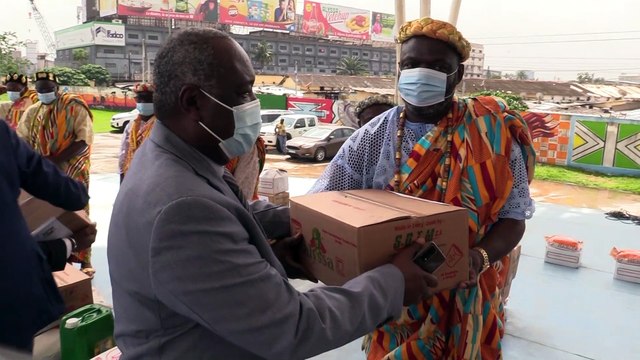 Fêtes de fin d'année : le Président Ouattara offre des vivres et non vivres aux populations