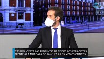 Casado acepta las preguntas de todos los periodistas frente a la mordaza de Sánchez a los medios críticos
