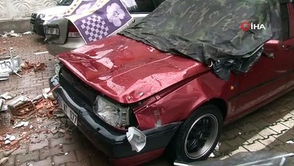 Antalya'da uçan çatı duvarı 4 aracın üzerine düşerek ortalığı savaş alanına çevirdi