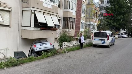 FREN YERİNE GAZA BASINCA OTOMOBİLLE BAHÇEYE DÜŞTÜ