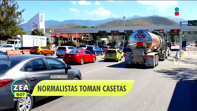 Normalistas toman casetas de la Autopista del Sol y cobran peajes
