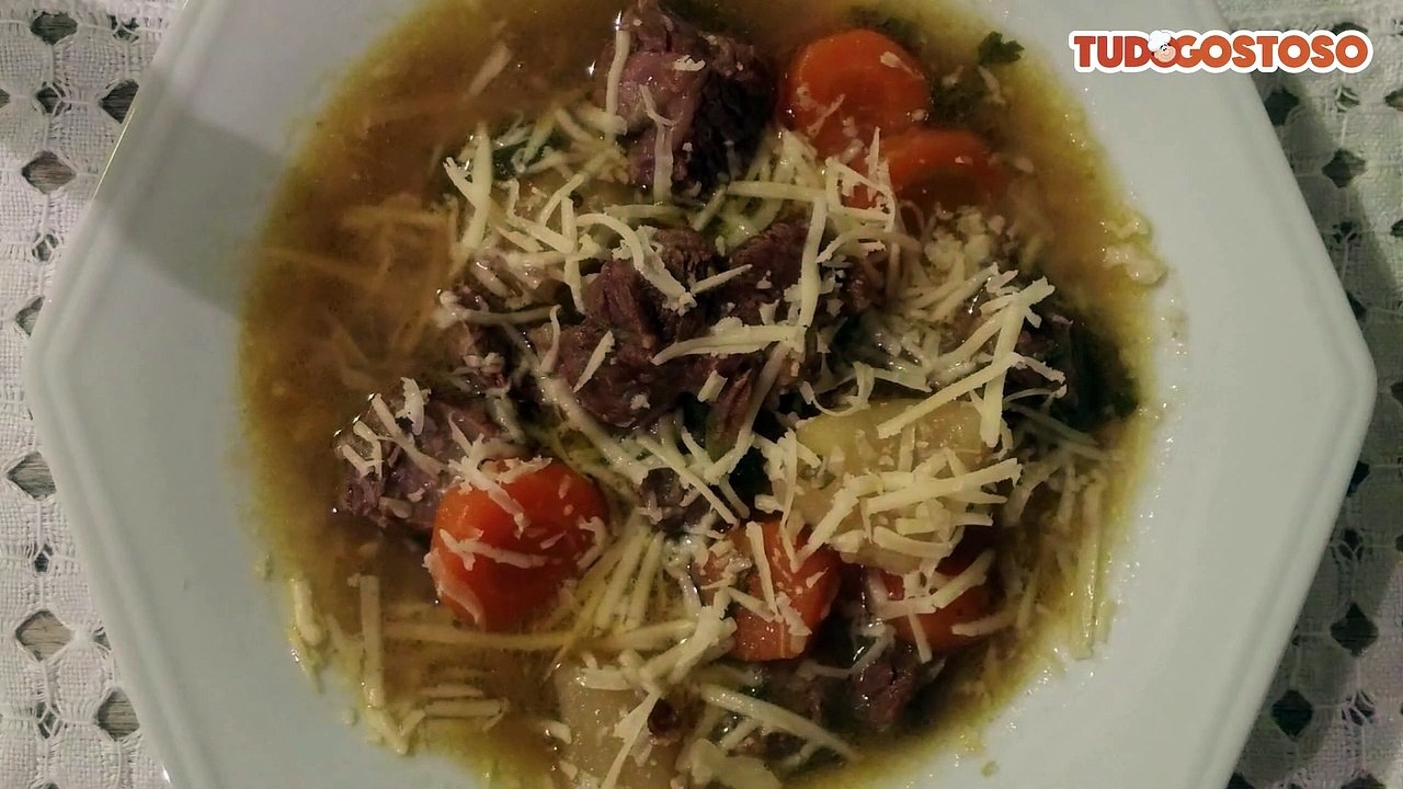 Sopa de músculo com legumes