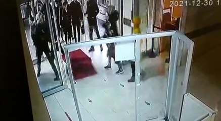 Avcılar'da hasta yakını güvenlik görevlisine saldırdı