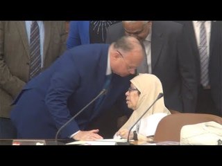 محافظ القاهرة يقبل رأس الأم  المثالية الأولى على المحافظة