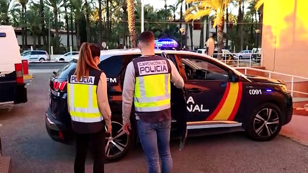 El detenido por el crimen machista de Elche es conducido a dependencias policiales.