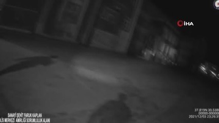 Gece kartalları sokak hayvanlarını unutmadı, o anları yaka kamerasına böyle yansıdı