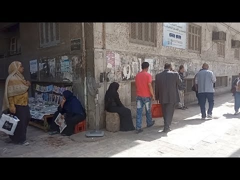 مروحة في الشارع وجرائد على الرأس.. المصريون يواجهون ارتفاع الحرارة