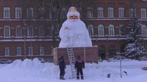 러시아에 6미터 높이 대형 '얼음 할아버지' 등장 / YTN