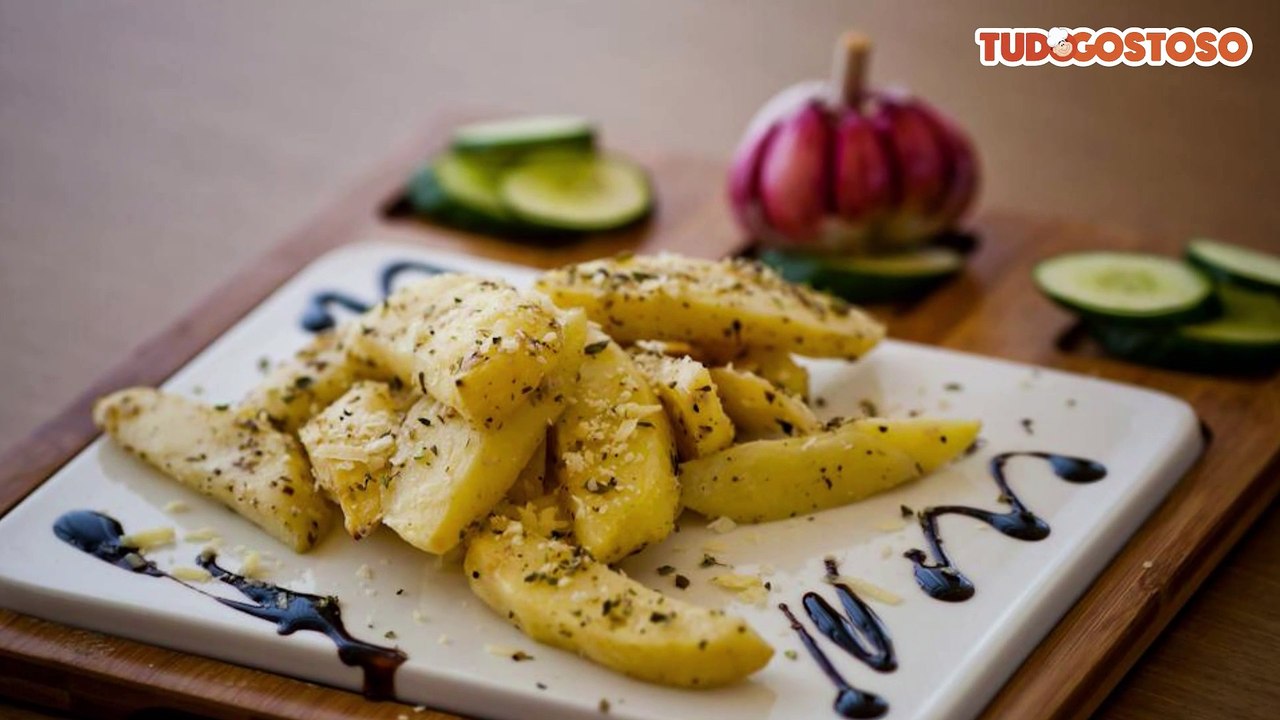 Batatas temperadas e assadas com casca