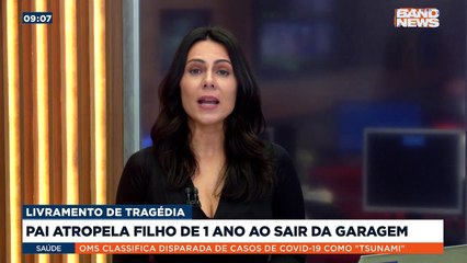 O pai saía da garagem com o carro quando o filho de um ano e meio estava bem atrás do veículo. Ao dar ré, ele atropelou a criança.