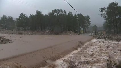 Olimpos bölgesinde aşırı yağışlar nedeniyle ulaşımda aksamalar yaşandı (2)
