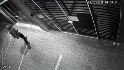 Vídeo mostra ladrão arrombando academia e furtando televisor e notebook