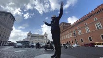أناقة شرطة السير الإيطالية بدل إشارات المرور الضوئية