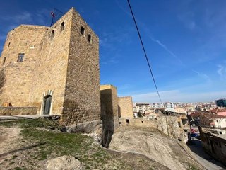 KAÇAK KAZI YAPILAN NİĞDE KALESİ'NDE ÇÖKEN BÖLGE ZİYARETE KAPATILDI