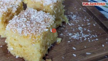 Bolo simples com calda de coco