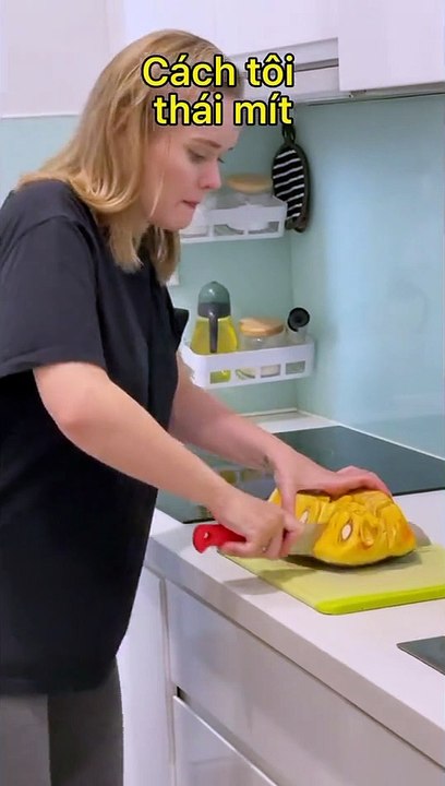 Vợ Tây khiến chồng Việt “khóc ròng” vì màn bổ mít như cắt dưa hấu