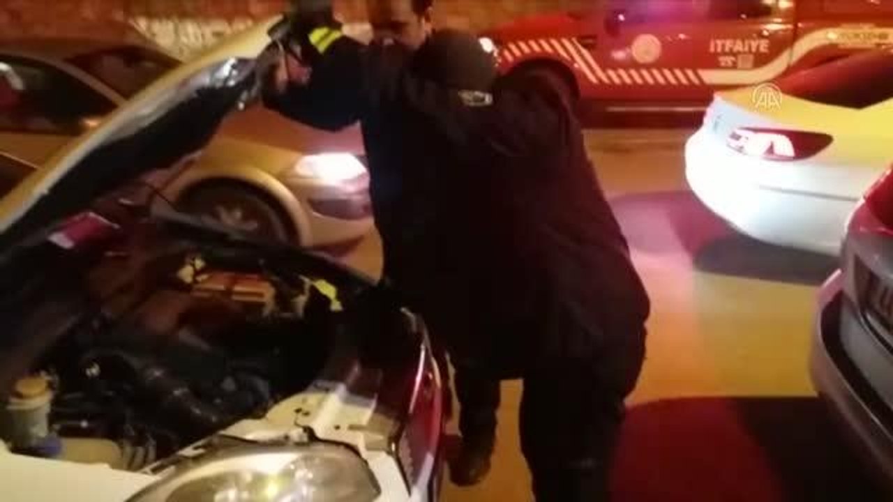 Otomobilin motor kısmına giren yavru kediyi itfaiye çıkardı