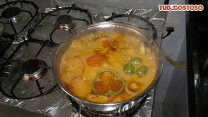 Peixe ao molho de camarão e leite de coco
