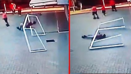 Okul bahçesinde maç yaparken kalenin devrilmesi sonucu demir direğin altında kaldı