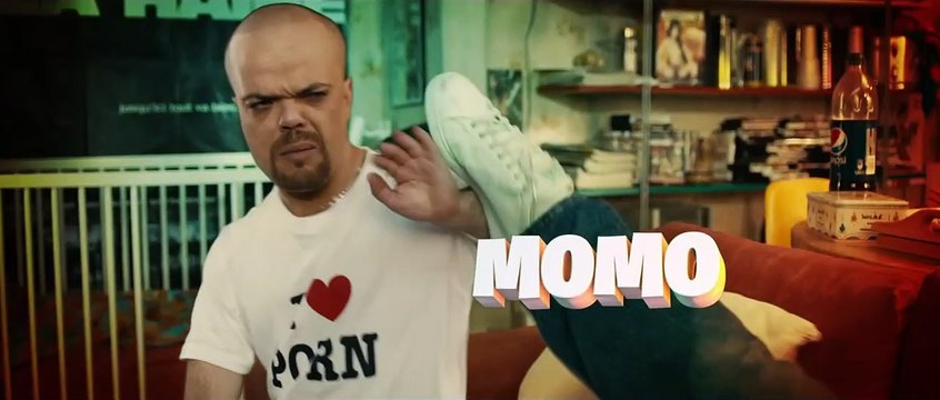 L'actrice Annabelle Lengronne, découverte dans Les Kaïras , filme un homme qui l'insulte en pleine rue à Dax : Zemmour il te regarde, il te ramène dans ton pays, sale bougnoule