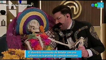 El divertido momento de Betular con una calavera en la prueba de comida mexicana