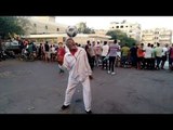 عجوز 80 عاما يستعرض مهاراته بكرة القدم