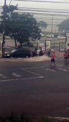Vídeo mostra resgate de mulher que se afogava em enxurrada em Uberlândia