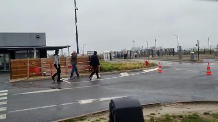 Calais : Des dizaines de migrants attaquent des CRS à coups de pierres dans des affrontements "d'une violence inouïe" - 15 policiers hospitalisés avec des plaies, des contusions et une jambe cassée