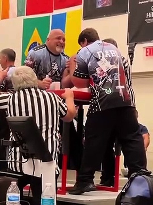 Regardez les bras de Jeff Dabe, champion de bras de fer