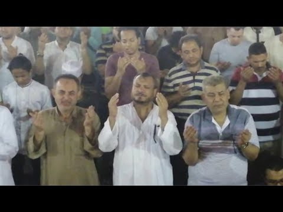 دعاء وبكاء أثناء صلاة التراويح في ليلة القدر بمسجد عمرو بن العاص