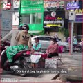 Sụt sùi trước cảnh người chồng già chở vợ tật nguyền mưu sinh khắp Sài Gòn