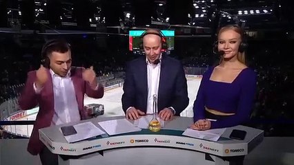 Cette consultante ne sert pas à grand chose pendant les matchs de hockey sur glace