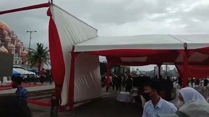 Dihantam Angin Kencang, Tenda Vaksinasi Massal Roboh Timpa Warga