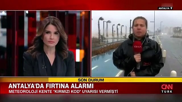 DHA muhabiri haberi sunarken fırtınaya yakalandı