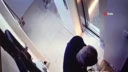 5 ay boyunca komşusuna kabus yaşattı: Daire kapısına çöp attığı ve idrarını yaptığı anlar kameraya yansıdı