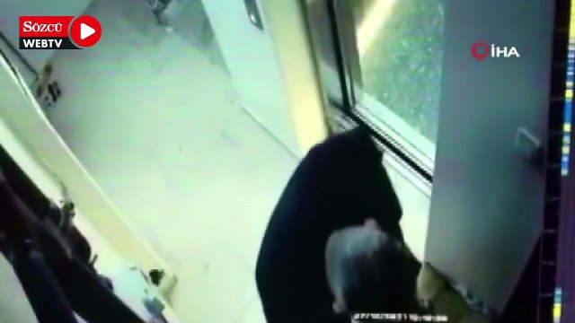 5 ay boyunca komşusuna kabus yaşattı: Daire kapısına çöp attığı ve idrarını yaptığı anlar kameraya yansıdı