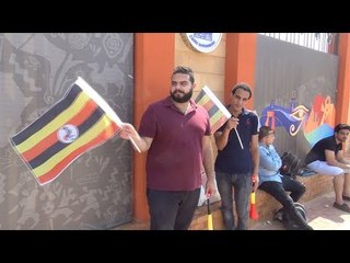 أحمد يبيع أعلام القارة السمراء أمام استاد القاهرة الأفارقة حبايبنا