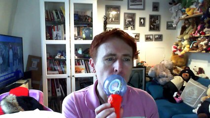 Wiwi égratigne "kissing you"