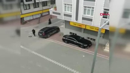 ESENYURT'TA ÖFKELİ KOCA DEHŞETİ CİPİYLE EŞİNİN ARACINA ÇARPTI