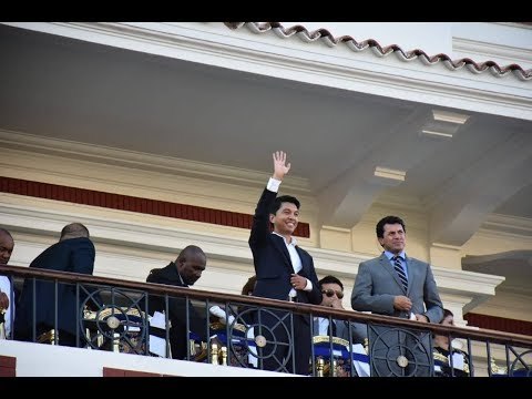 رئيس مدغشقر يحتفل مع جمهور بلاده بعد تأهلهم لدور الـ8 ببطولة أفريقيا