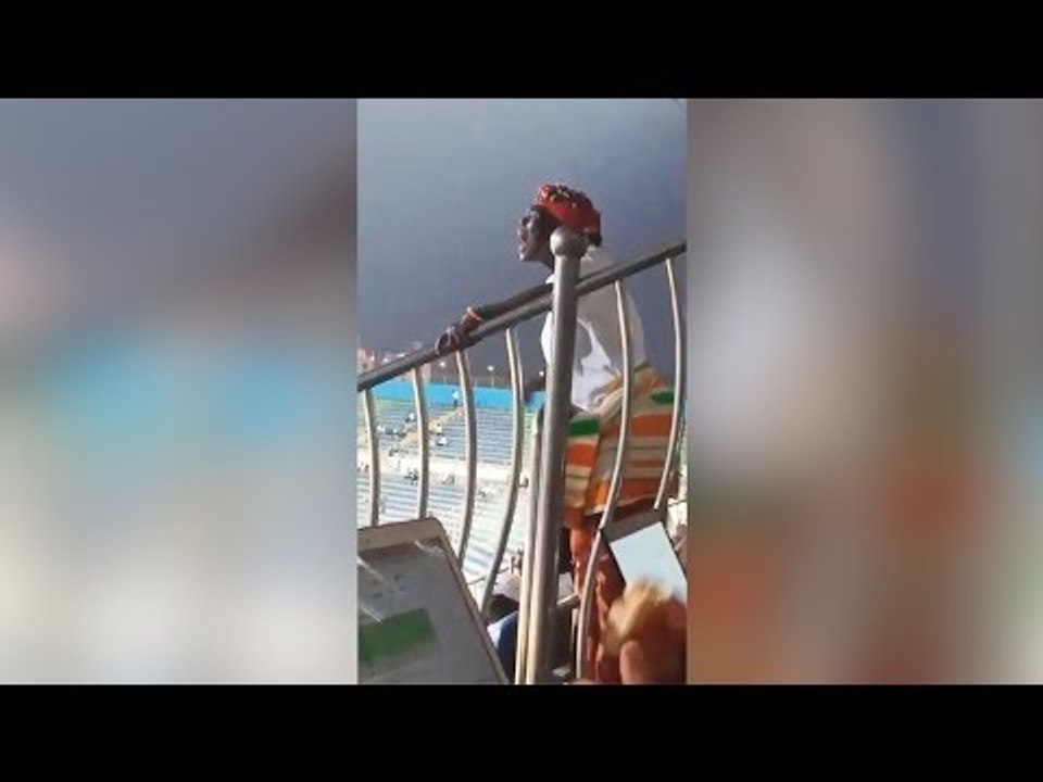 بالصراخ.. مشجعة مسنة تحفز لاعبي منتخب كوت ديفوار من استاد الدفاع الجوي