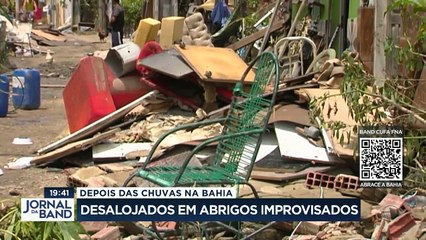 As chuvas na Bahia obrigaram muita gente a viver em abrigos improvisados. Alguns, até em baias feitas para cavalos.