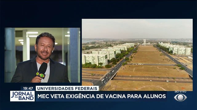 O Ministério da Educação proibiu universidades federais de exigir o passaporte da vacina na volta às aulas presenciais.