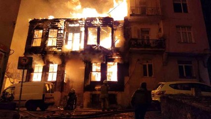 Beyoğlu'nda 2 katlı ahşap bina alev alev yandı: 2 yaralı