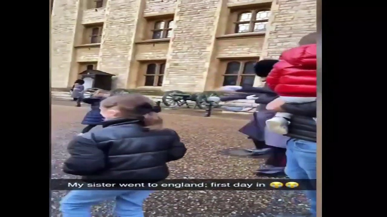 Scandale en Grande-Bretagne : Un soldat de la garde royale bouscule et de faire tomber un enfant sans s'arrêter lors d'une patrouille à la Tour de Londres