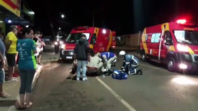 Homem e mulher sofrem fraturas após colisão entre moto e carro; motorista fugiu do local