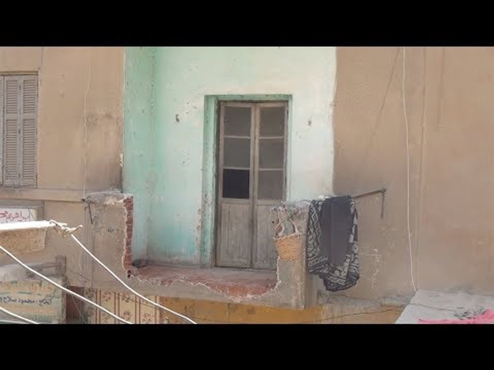 وزنه أكثر من 250 كيلو.. إزالة سور بلكونة لنقل مريض للمستشفى بـ الونش